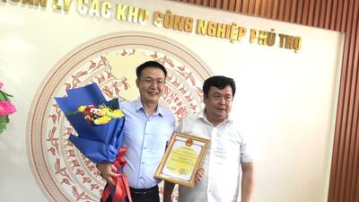 Trao Giấy chứng nhận đăng ký đầu tư cho nhà đầu tư thực hiện dự án đầu tư vào KCN Cẩm Khê