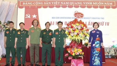 Đc Nguyễn Thị Thủy - Bí Thư Đảng Ủy khối doanh nghiệp tặng hoa chúc mừng Đại Hội Hội Cựu Chiến Binh Khối DN tỉnh Phú Thọ lần thứ IV