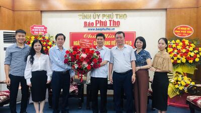 Đồng chí Đặng Hoàng Cương - Phó Trưởng ban BQL Khu công nghiệp Phú Thọ tặng hoa chúc mừng nhân ngày Báo chí Cách mạng Việt Nam 21/6