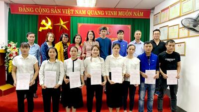 Chi bộ Công ty TNHH Jakjin Việt Nam tổ chức kết nạp đảng cho 08 đảng viên mới