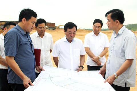 Chủ tịch UBND tỉnh Bùi Văn Quang kiểm tra tiến độ thi công xây dựng Cụm công nghiệp Vạn Xuân, huyện Tam Nông