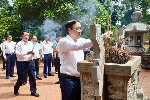 Bí thư Tỉnh ủy Bùi Minh Châu dâng hương tưởng niệm Chủ tịch Hồ Chí Minh và thăm, tặng quà đối tượng chính sách, người có công huyện Tam Nông
