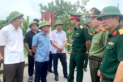 Chủ tịch UBND tỉnh đi kiểm tra, chỉ đạo sự cố sập cầu Phong Châu