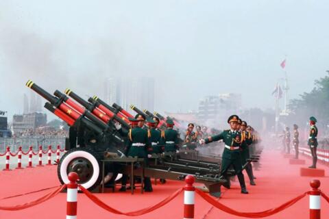 Nghi thức bắn đại bác và múa súng tại Lễ kỷ niệm 50 năm Giải phóng miền nam, thống nhất đất nước