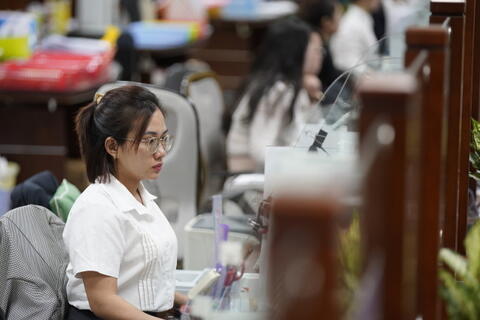 Cán bộ tỉnh, huyện về cấp xã được giữ nguyên lương trong 6 tháng