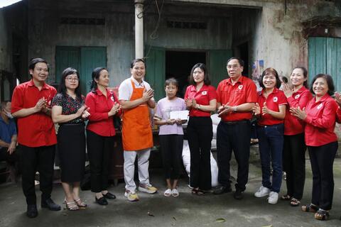 Trao quà cho bệnh nhân “Xóm chạy thận” ở Việt Trì