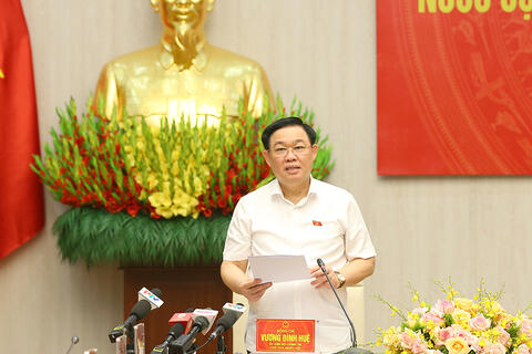 Chủ tịch Quốc hội Vương Đình Huệ làm việc tại tỉnh