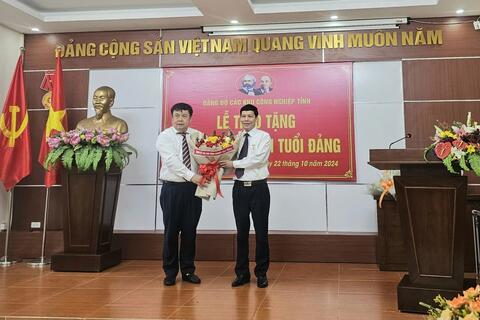 ĐẢNG BỘ CÁC KCN TỈNH TỔ CHỨC LỄ TRAO TẶNG HUY HIỆU 30 NĂM TUỔI ĐẢNG CHO ĐẢNG VIÊN