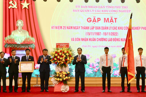 Ban Quản lý các KCN Phú Thọ đón nhận Huân chương Lao động hạng Nhì