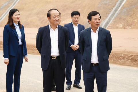 Chủ tịch UBND tỉnh Bùi Văn Quang kiểm tra dự án tại Hạ Hoà