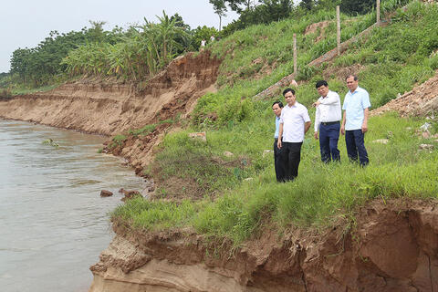 Phó Chủ tịch UBND tỉnh Nguyễn Thanh Hải kiểm tra, chỉ đạo khắc phục sạt lở bờ, vở sông Đà