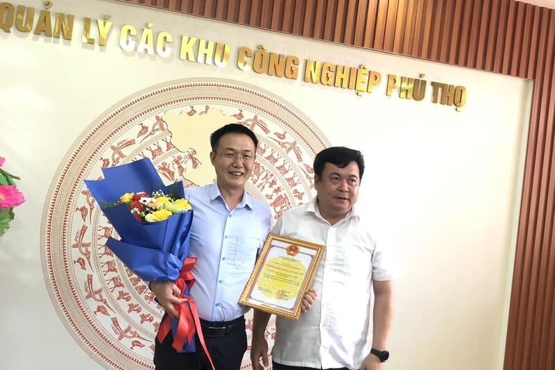 Trao Giấy chứng nhận đăng ký đầu tư cho nhà đầu tư thực hiện dự án đầu tư vào KCN Cẩm Khê