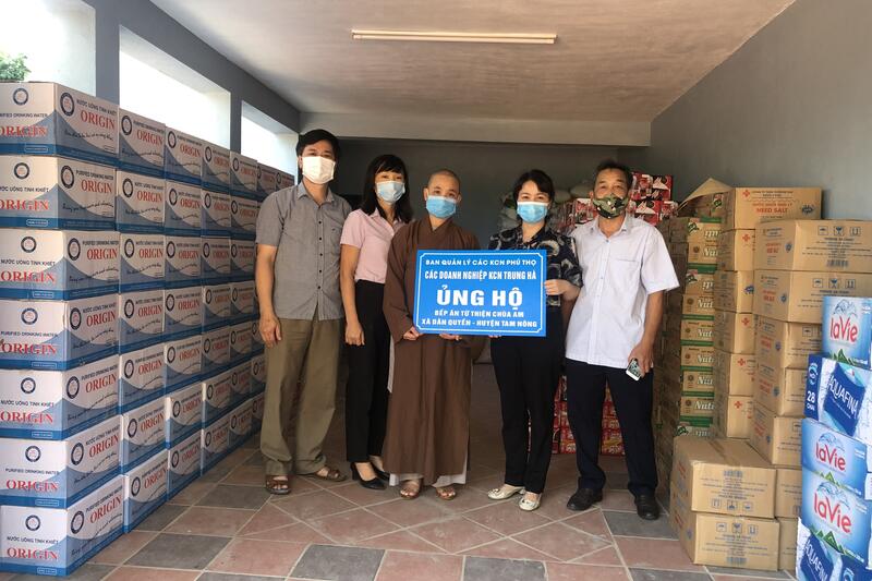 BQL KCN trao quà ủng hộ của các DN KCN Trung Hà cho bếp ăn từ thiện chùa Am, phục vụ chốt kiểm dịch cầu Trung Hà