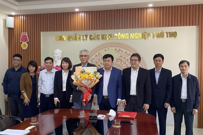 Trao Giấy chứng nhận đăng ký đầu tư cho nhà đầu tư Công ty TNHH Cao Su Inoue Việt Nam thực hiện dự án đầu tư vào KCN Phú Hà