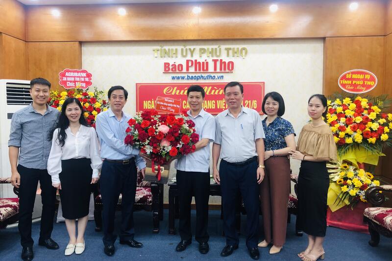 Đồng chí Đặng Hoàng Cương - Phó Trưởng ban BQL Khu công nghiệp Phú Thọ tặng hoa chúc mừng nhân ngày Báo chí Cách mạng Việt Nam 21/6