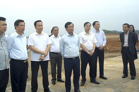 Chủ tịch UBND tỉnh Bùi Văn Quang kiểm tra tiến độ giải phóng mặt bằng xây dựng hạ tầng Khu công nghiệp Cẩm Khê