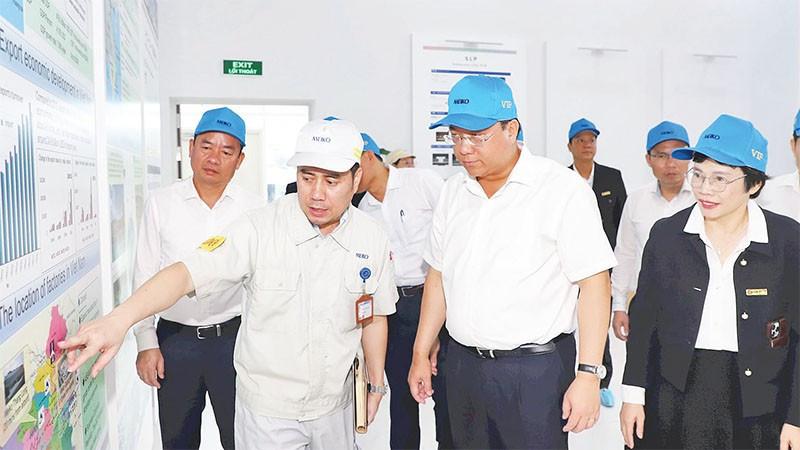 Chủ tịch Ủy ban nhân dân tỉnh Trần Duy Đông thăm Nhà máy Meiko Hòa Bình, Khu công nghiệp Bờ trái sông Đà.